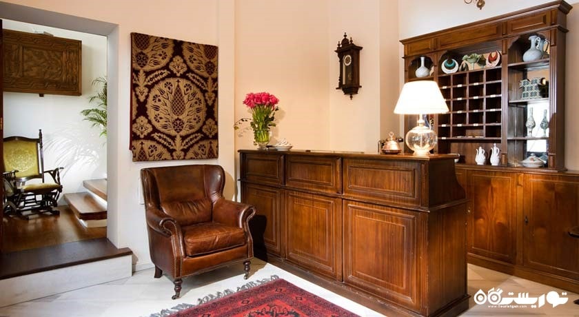 میز پذیرش هتل ساری کوناک